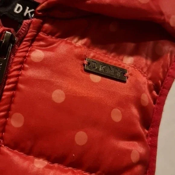 SOLD!! Toddler/girls Sz 6 DKNY Puffer Hooded Vest NWTs - Picture 3 of 6